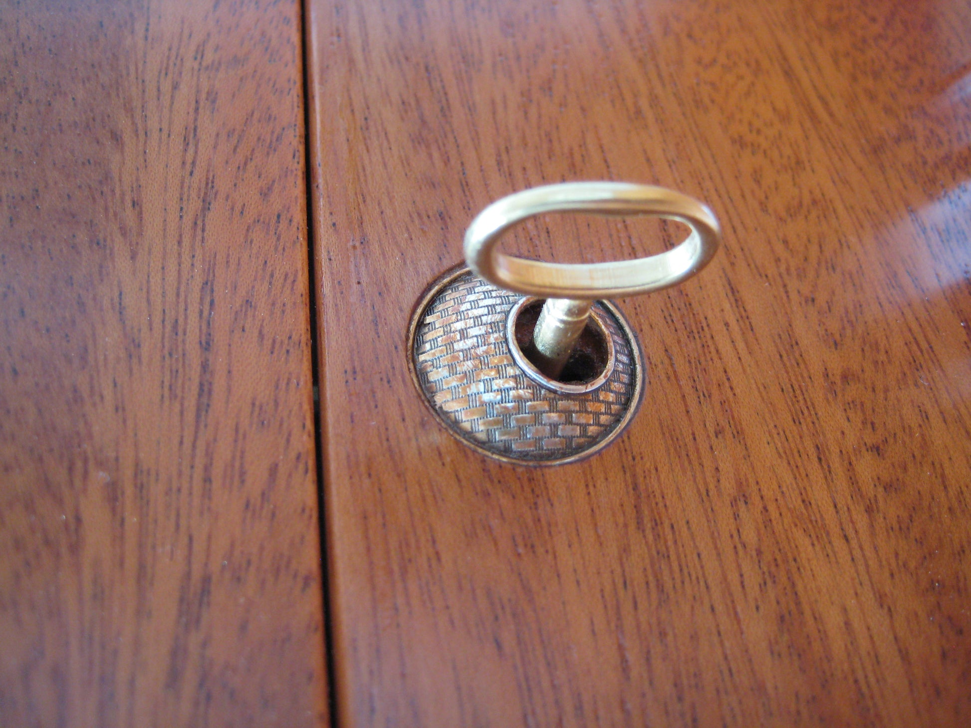 Jewelry box key detail